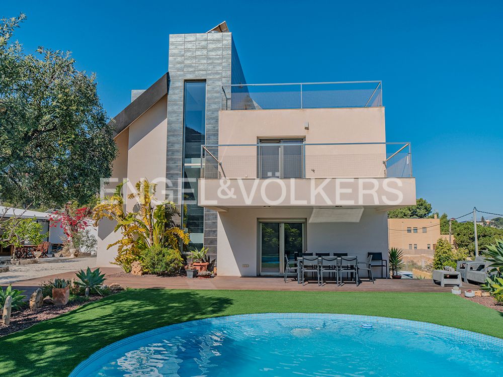 Vista exterior de Casa o xalet en venda en Alicante / Alacant amb Aire condicionat, Calefacció i Jardí privat