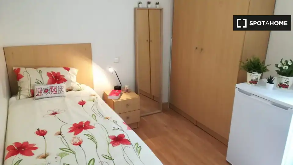 Habitación de Piso de alquiler en Zaragoza con Aire acondicionado, Calefacción y Amueblado