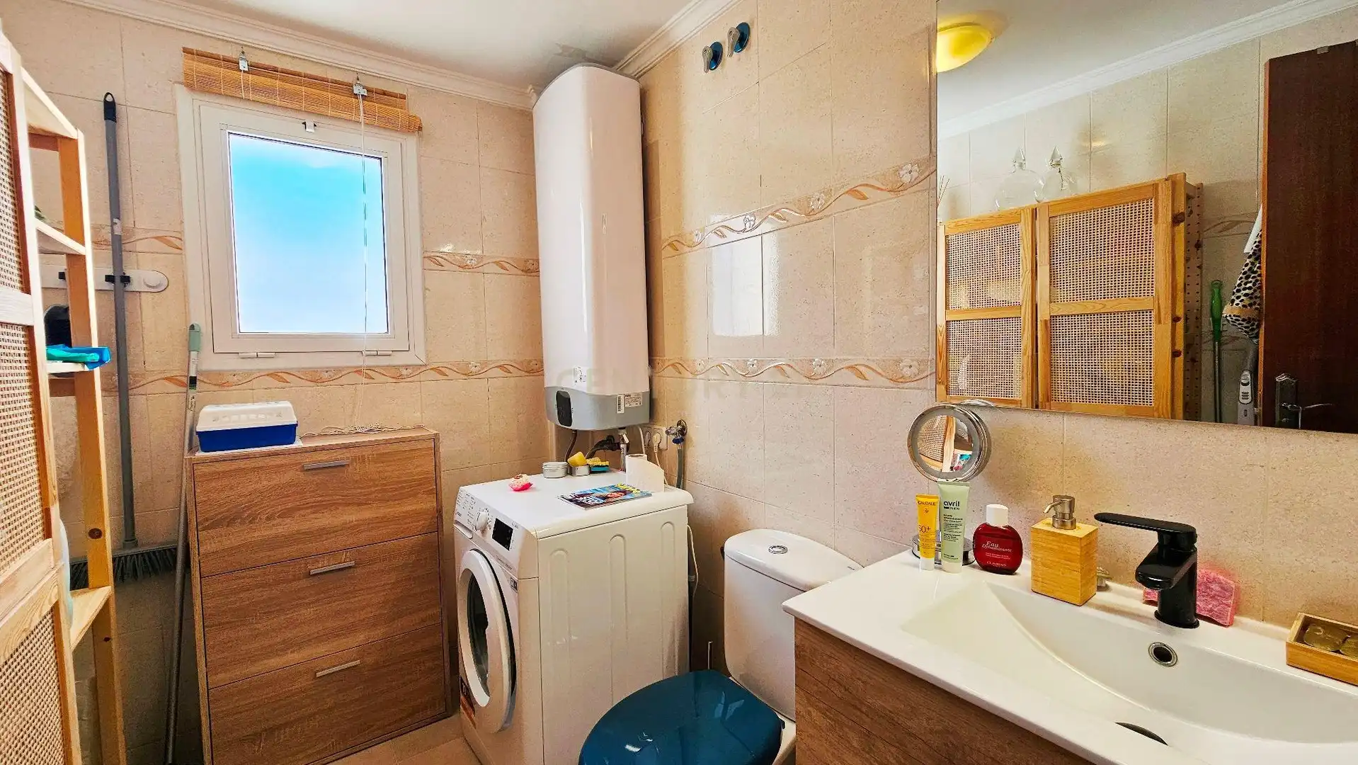 Bathroom of Apartments for sale in Llançà  with Air Conditioner, Oven and Microwave