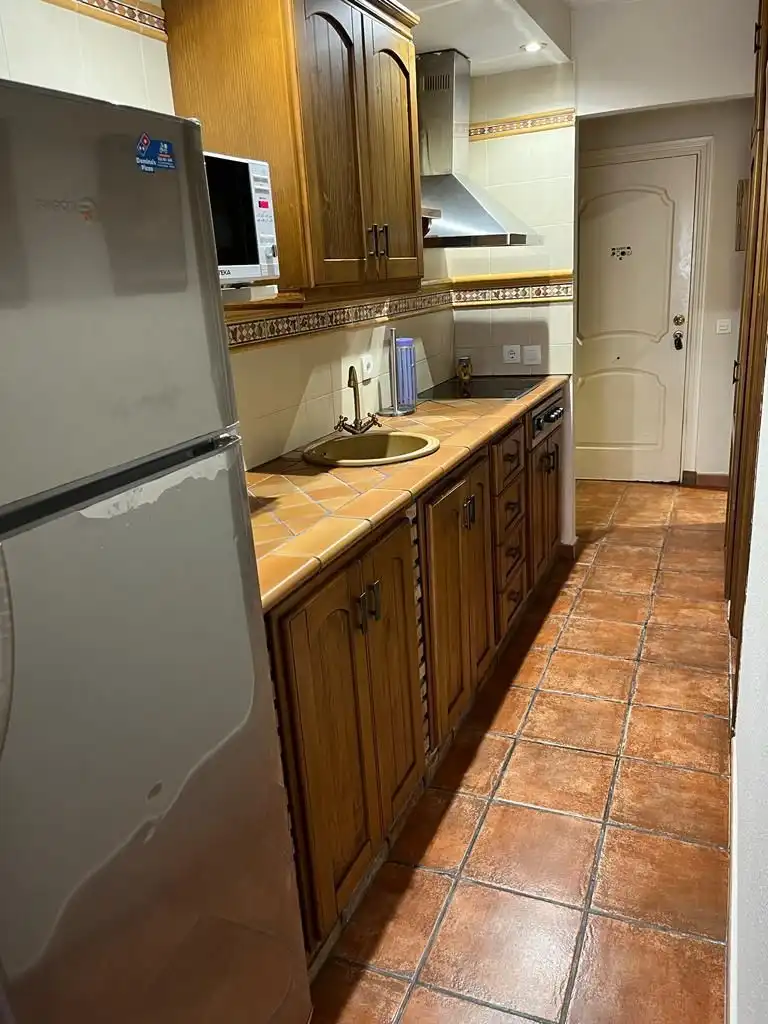Cocina de Apartamento de alquiler en Algeciras con Aire acondicionado, Jardín privado y Amueblado