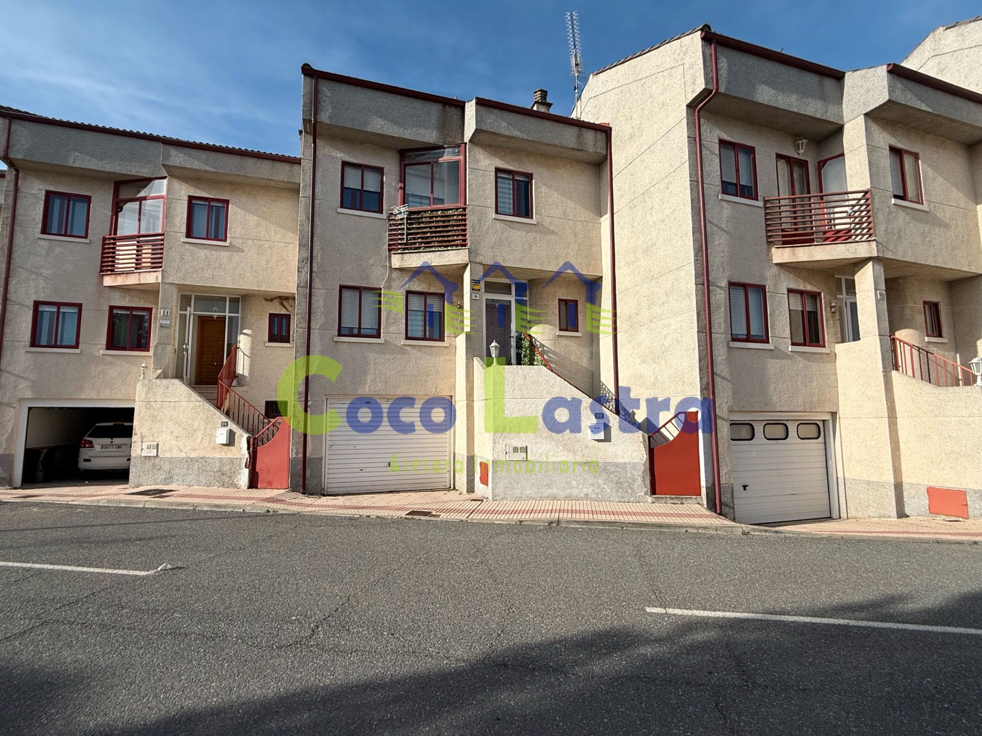 Vista exterior de Casa adosada en venta en Villares de la Reina con Calefacción, Parquet y Horno