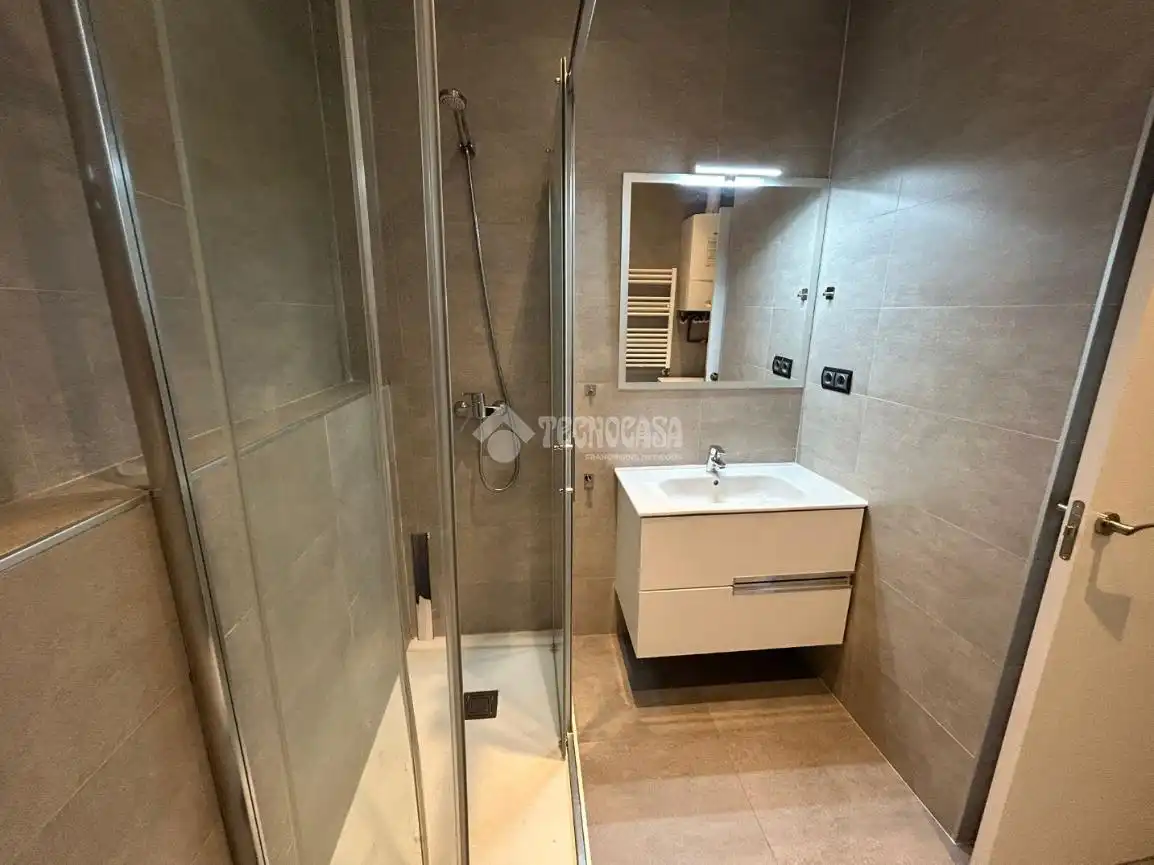Bathroom of Flat for rent in Madrid  with Air Conditioner, Heating and Parquet flooring