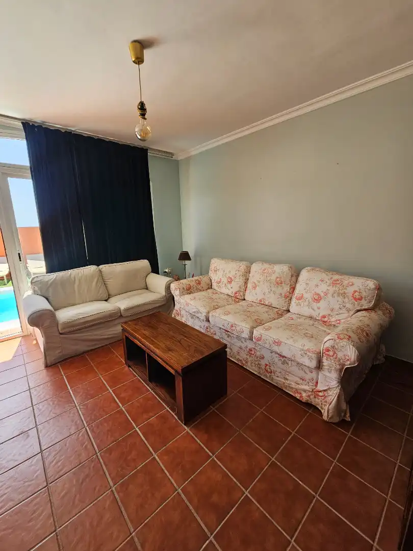 Sala d'estar de Casa adosada en venda en Puerto del Rosario amb Aire condicionat, Jardí privat i Terrassa