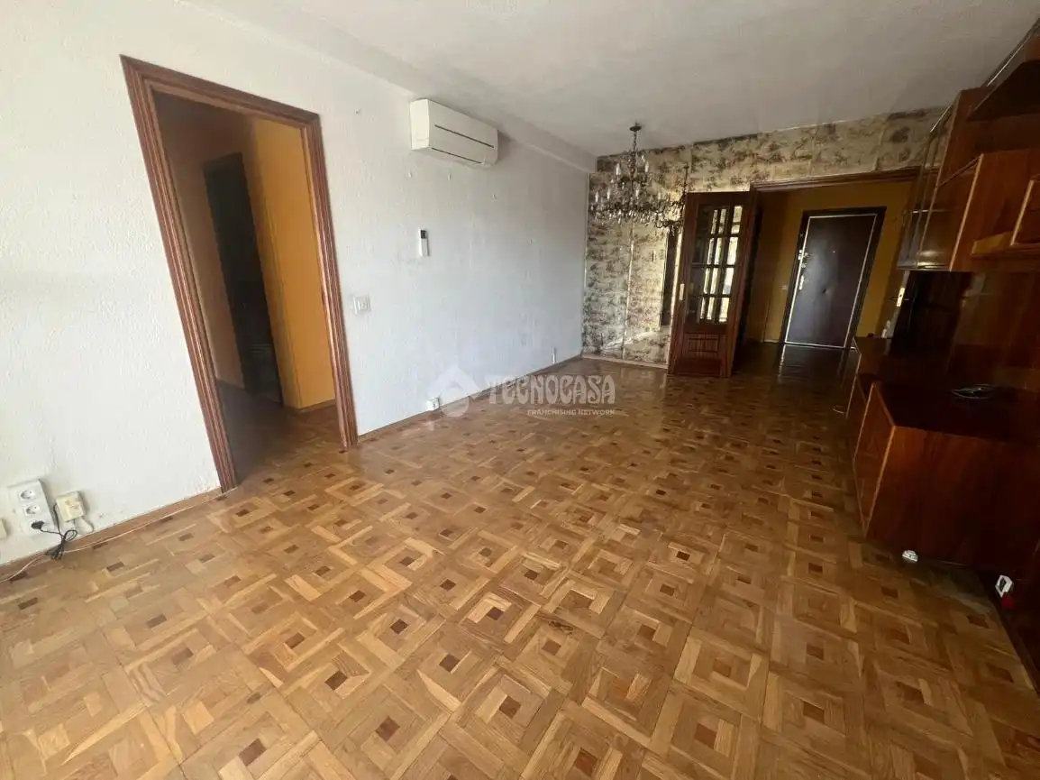 Living room of Flat for sale in Madrid  with Air Conditioner, Parquet flooring and Storage room