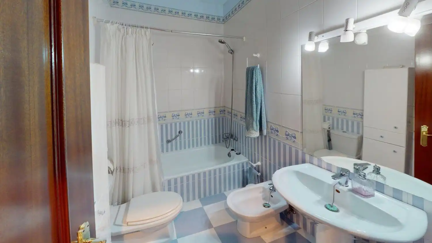 Bathroom of Flat for sale in Sevilla  with Air Conditioner, Heating and Balcony