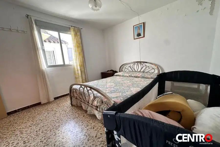 Dormitori de Casa o xalet en venda en Guadahortuna amb Jardí privat