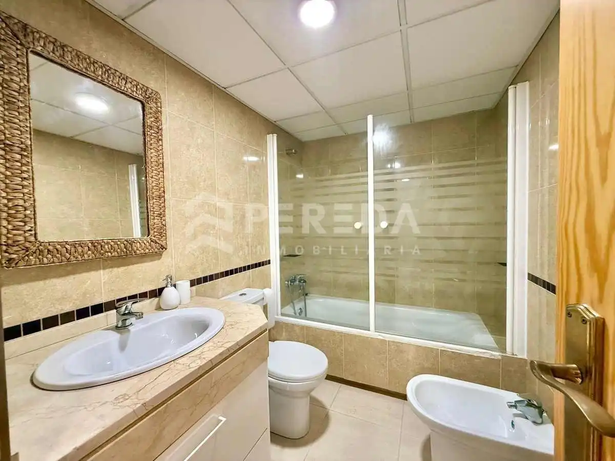 Badezimmer von Wohnungen zum Verkauf in Roquetas de Mar mit Terrasse, Möbliert und Gemeinschaftspool