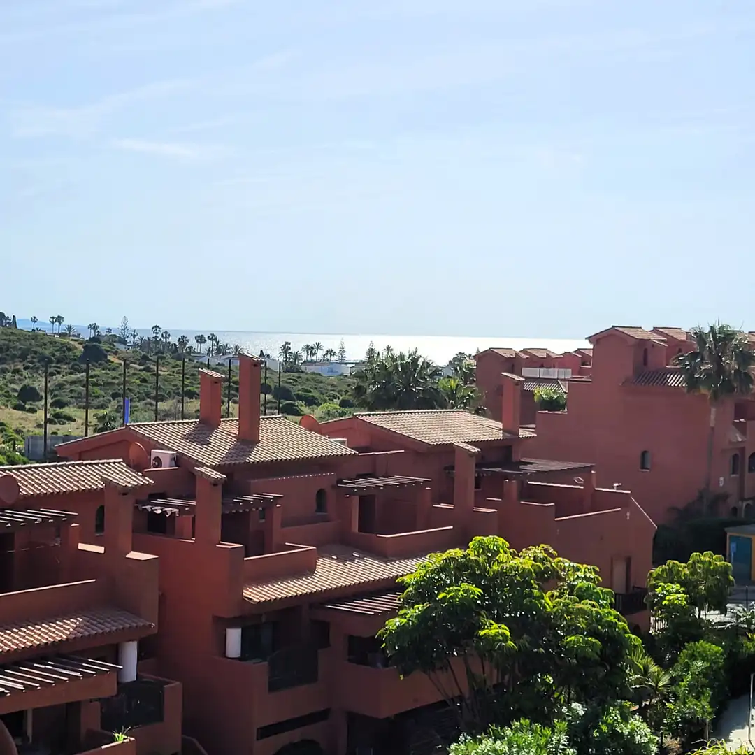 Vista exterior de Àtic en venda en Estepona amb Aire condicionat, Terrassa i Traster