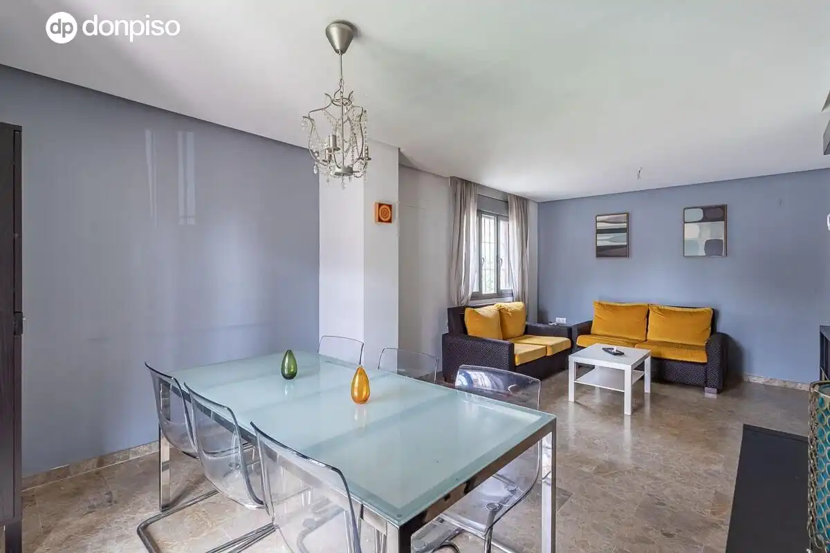Sala de estar de Casa adosada en venta en Jun con Calefacción, Terraza y Trastero