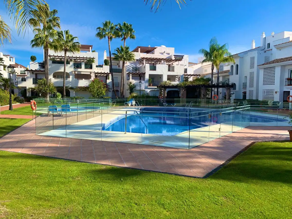 Piscina de Piso en venta en Marbella con Terraza, Trastero y Amueblado