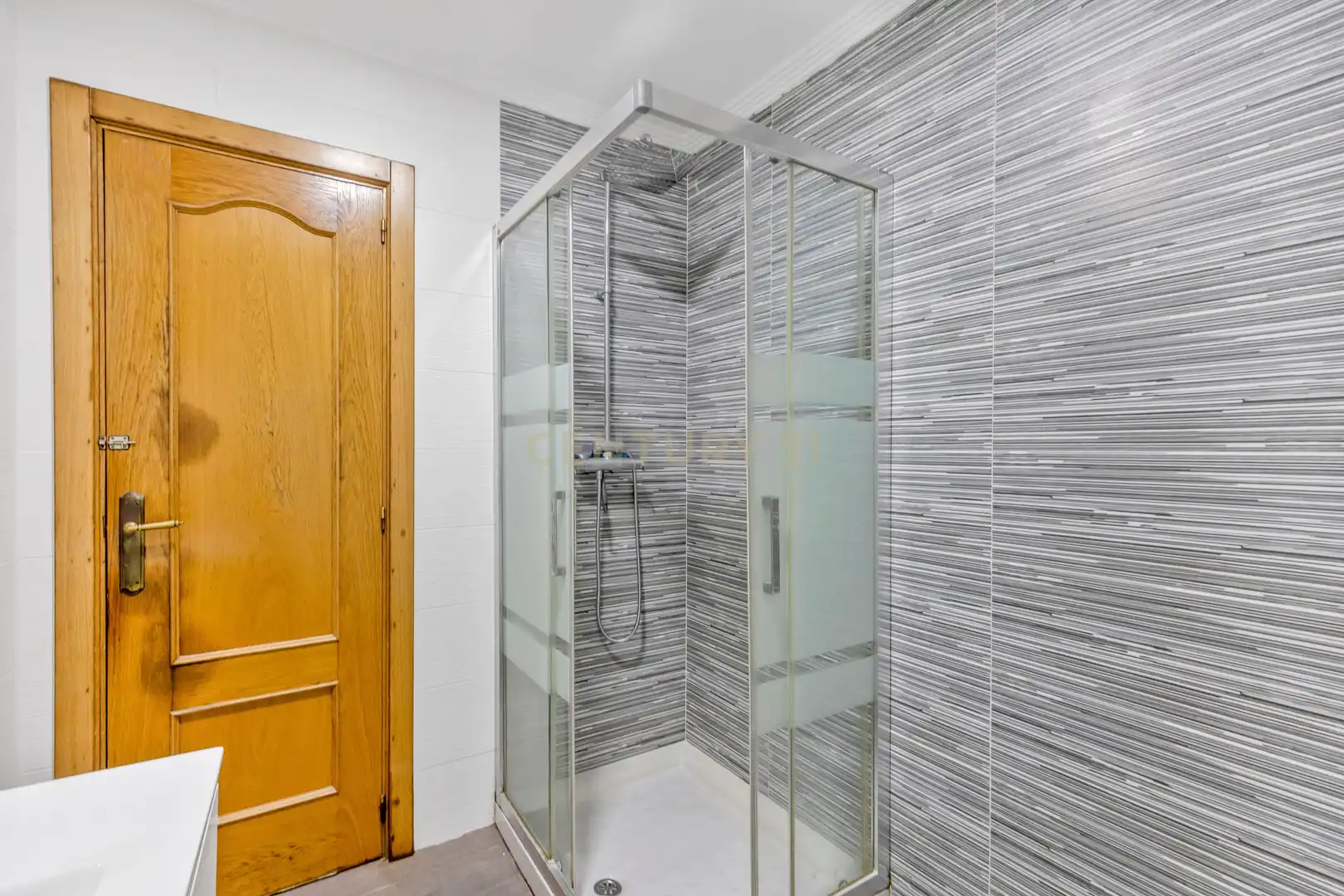 Bany de Apartament en venda en Torrevieja amb Aire condicionat, TV i Balcó