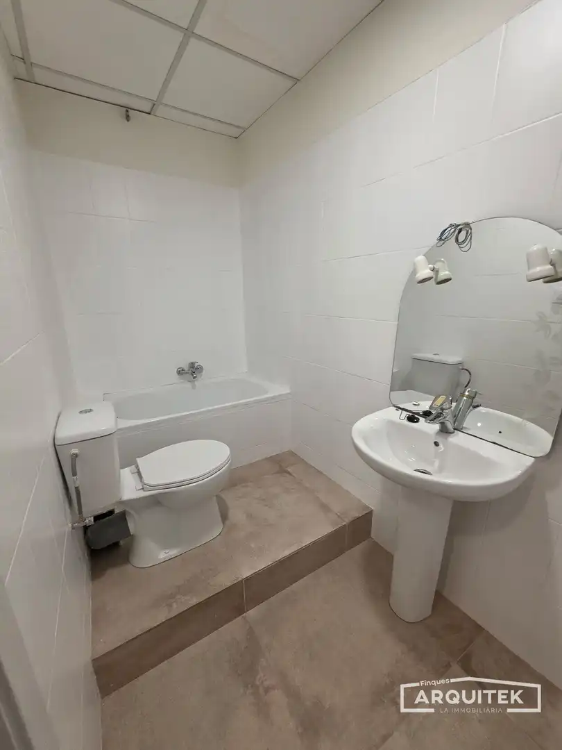 Badezimmer von Wohnungen zur Miete in Lleida mit Terrasse