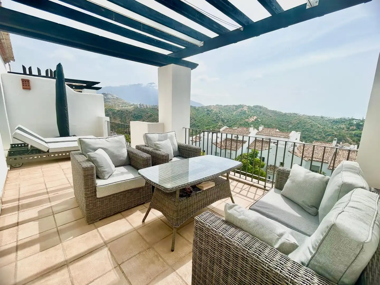 Terrasse von Wohnungen zum Verkauf in Benahavís mit Klimaanlage, Terrasse und Abstellraum