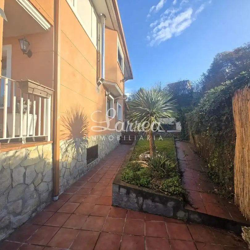 Vista exterior de Casa o xalet en venda en Amorebieta-Etxano amb Calefacció, Jardí privat i Terrassa