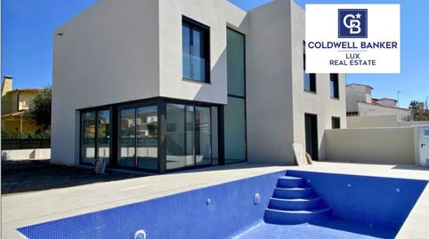 Una oportunidad única te espera en el Sector Requesens de Empuriabrava. Disfruta de una vida de lujo en esta villa de nueva constr