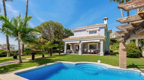 Foto 2 de Casa o chalet en venta en 44 Calle Pico del Naranco, Nueva Atalaya, Estepona