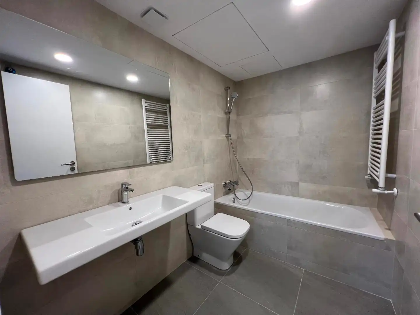 Bathroom of Attic for rent in Girona  with Air Conditioner, Terrace and Storage room