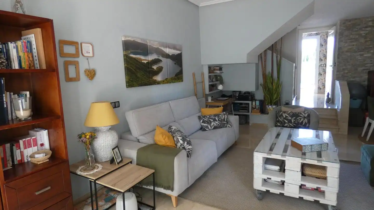 Wohnzimmer von Einfamilien-Reihenhaus zum Verkauf in Benalmádena mit Klimaanlage, Privatgarten und Gemeinschaftspool