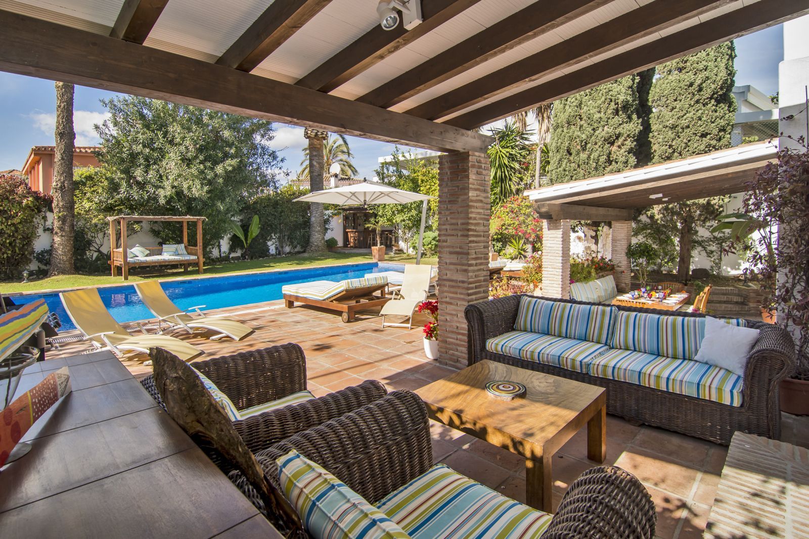 Terrace of House or chalet for sale in Marbella  with Air Conditioner, Heating and Private garden
