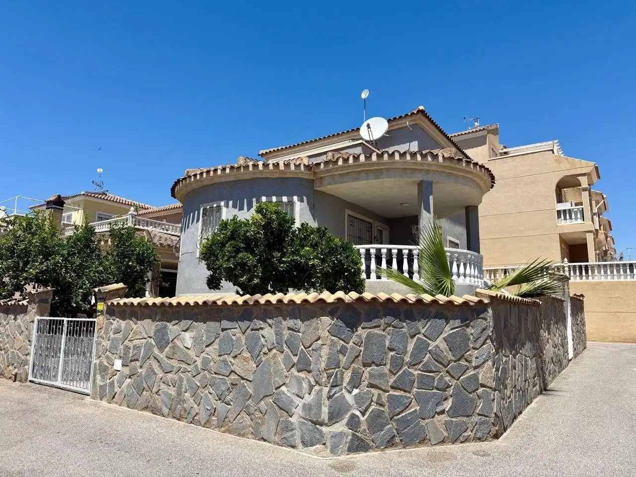 Vista exterior de Casa o xalet en venda en Orihuela amb Calefacció, Jardí privat i Piscina