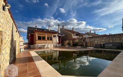 Vista exterior de Casa o xalet de lloguer en Arroyomolinos (Madrid) amb Aire condicionat, Terrassa i Piscina