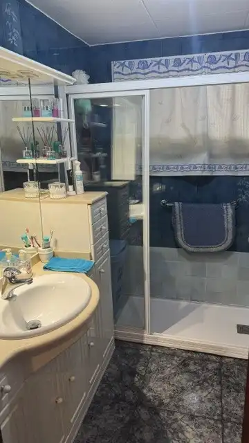Badezimmer von Wohnung zum Verkauf in Cornellà de Llobregat mit Klimaanlage, Heizung und Ofen