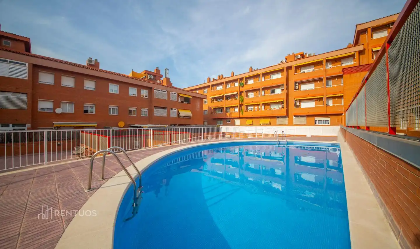 Schwimmbecken von Wohnung zur Miete in Sant Joan Despí mit Parkett, Abstellraum und Möbliert