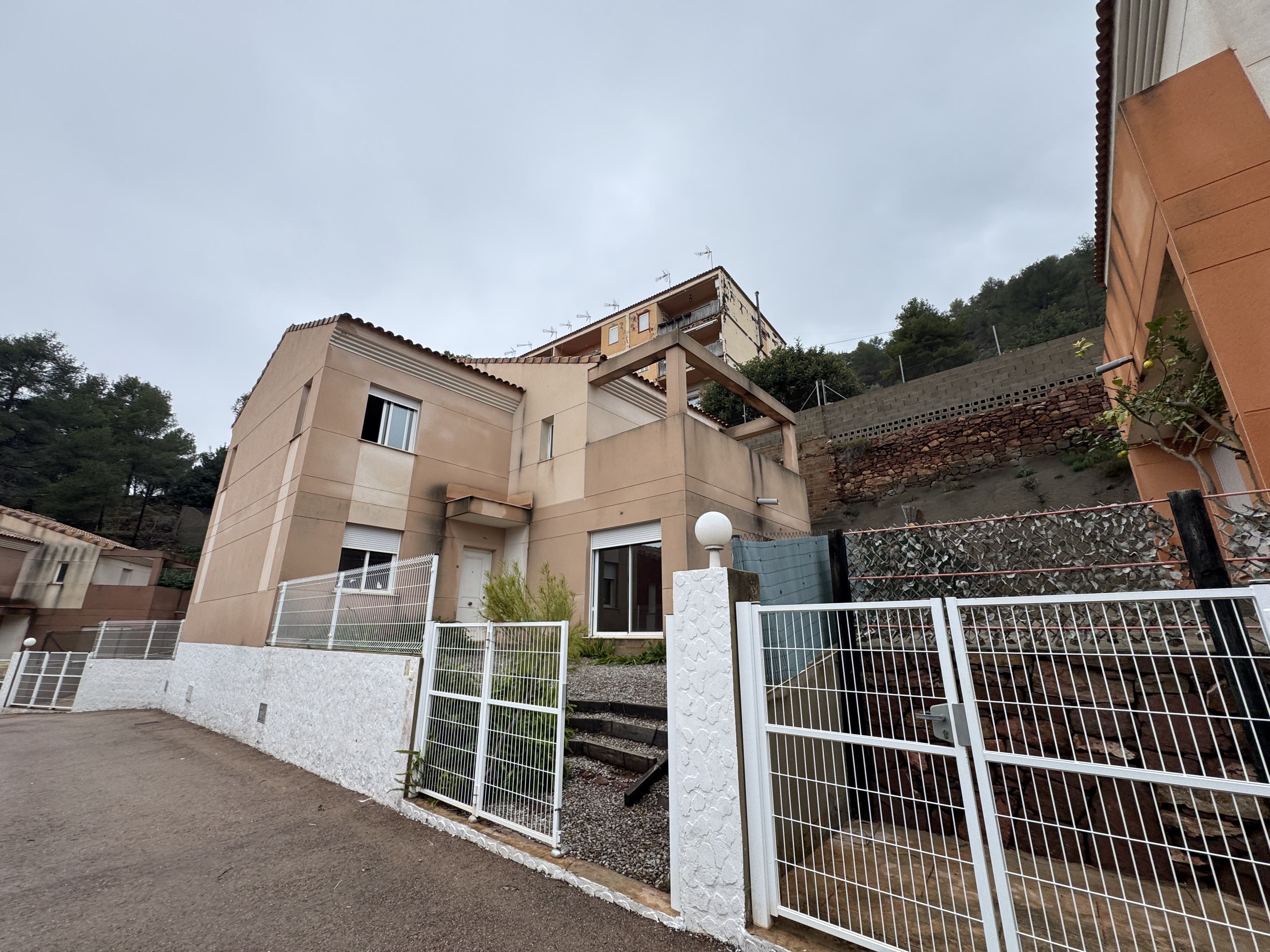 Vista exterior de Casa adosada de lloguer en Serra amb Calefacció, Jardí privat i Terrassa