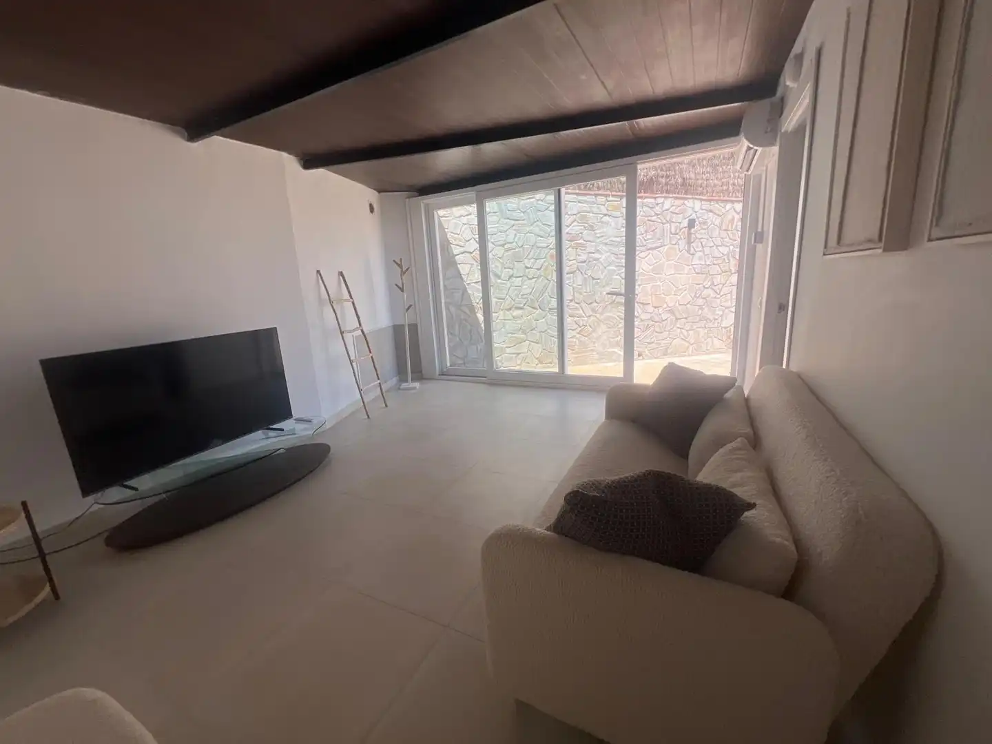 Sala d'estar de Casa o xalet en venda en Benalmádena amb Aire condicionat, Jardí privat i Terrassa