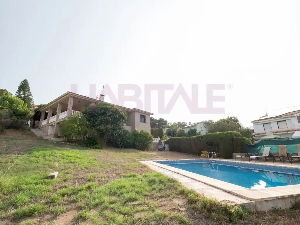 Garden of Houses for sale in Chiva  with Air Conditioner, Heating and Furnished
