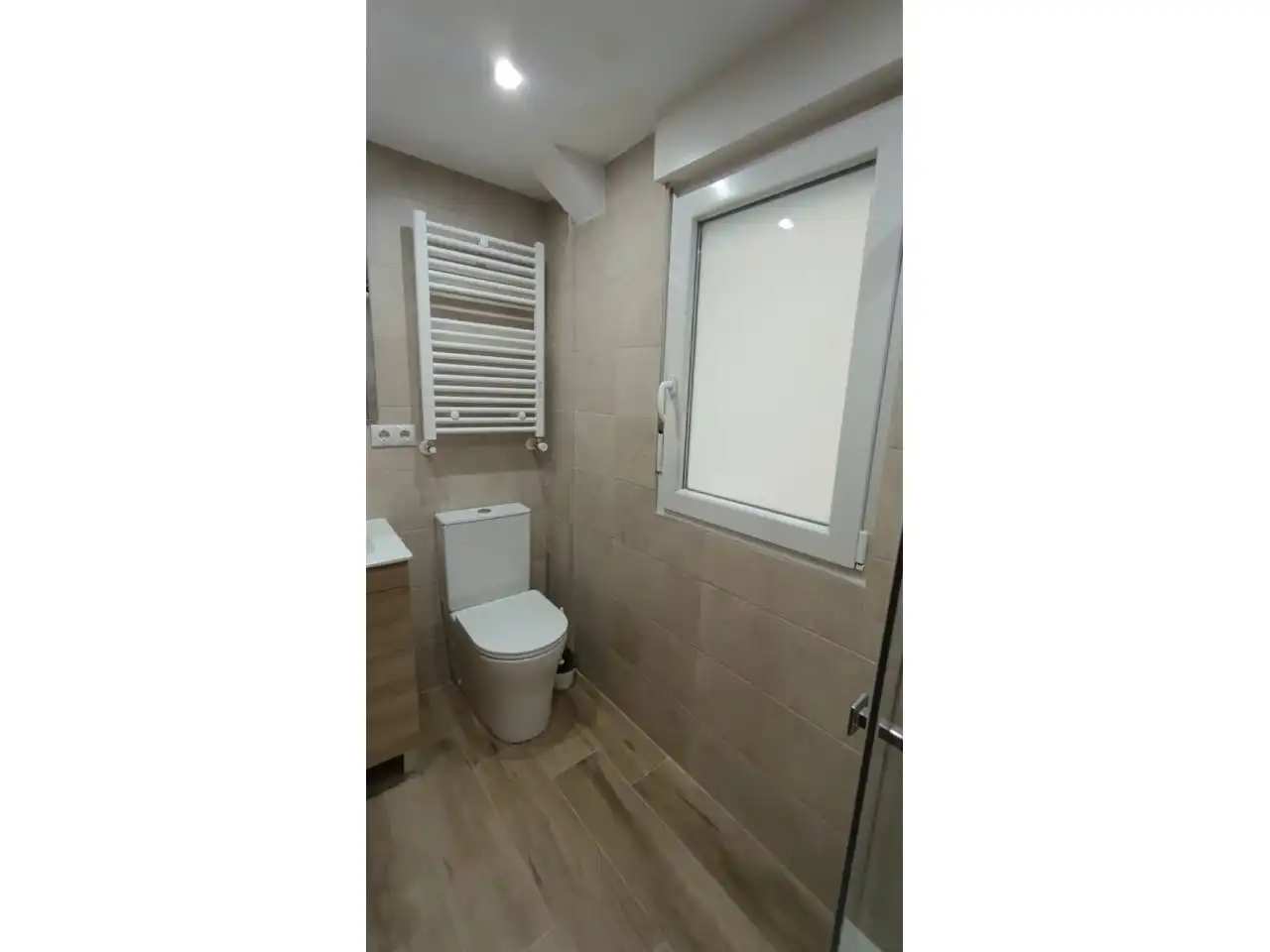 Bathroom of Flat for rent in Burgos  with Heating, Parquet flooring and Furnished