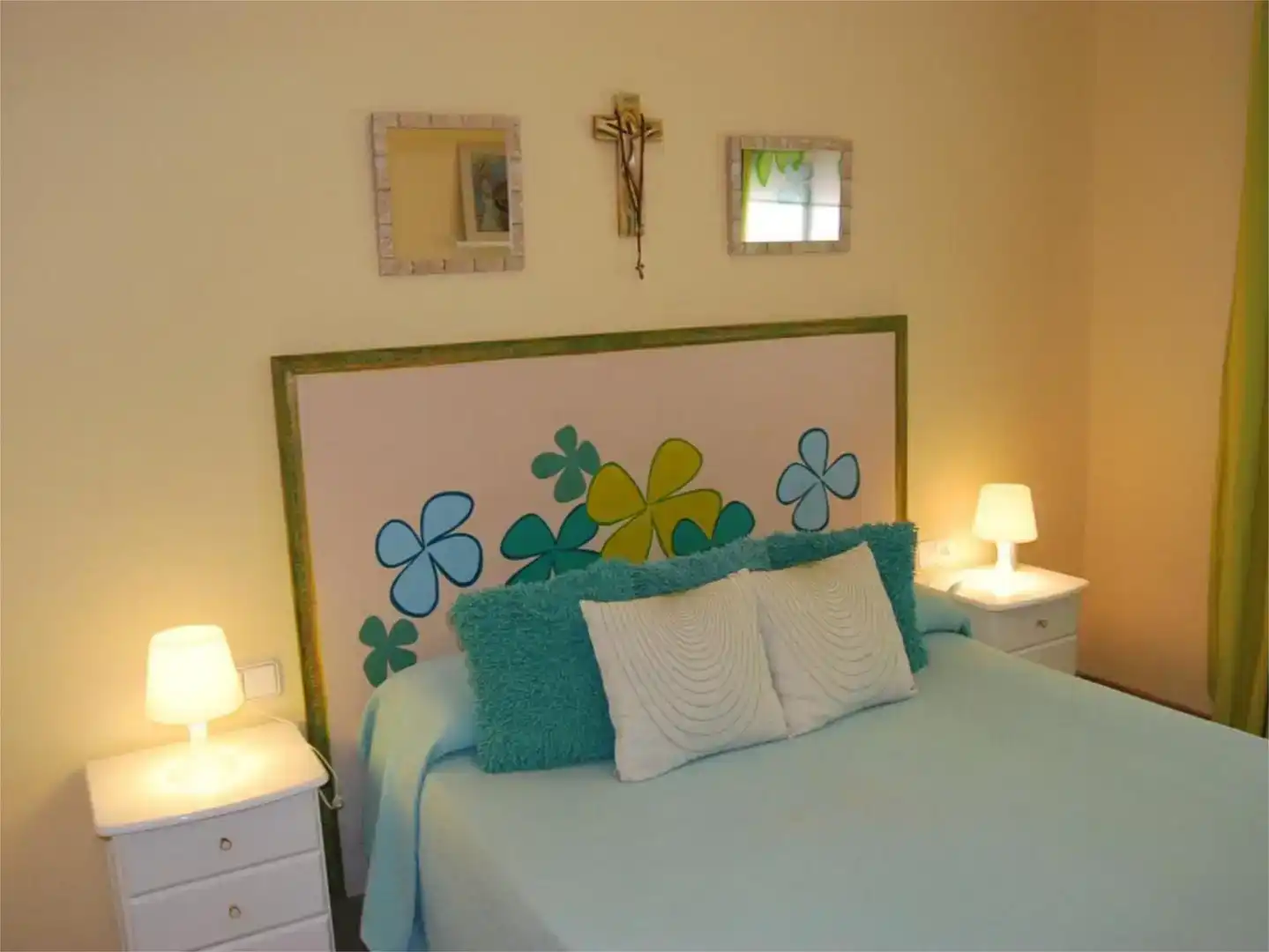 Schlafzimmer von Wohnungen zur Miete in Manilva mit Klimaanlage, Schwimmbad und Möbliert