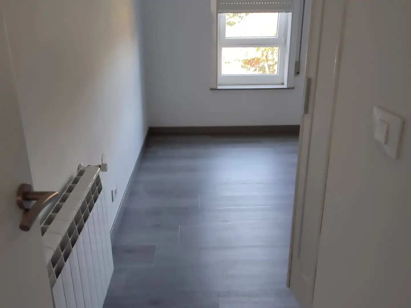 Schlafzimmer von Wohnung zur Miete in Santiago de Compostela  mit Heizung, Abstellraum und Ofen