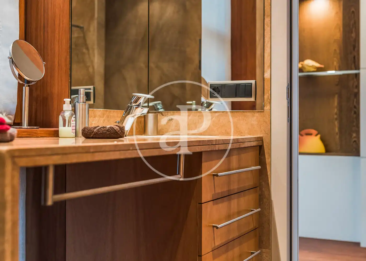 Baño de Casa adosada en venta en Barcelona con Aire acondicionado, Calefacción y Jardín privado