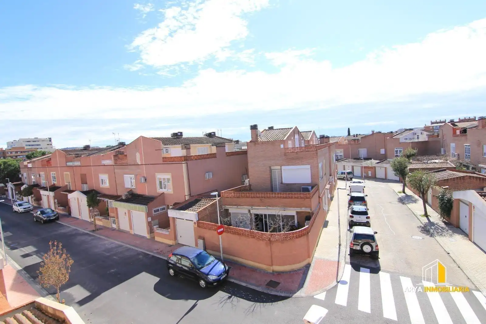 Außenansicht von Einfamilien-Reihenhaus zum Verkauf in Torrejón de Ardoz mit Klimaanlage, Heizung und Terrasse