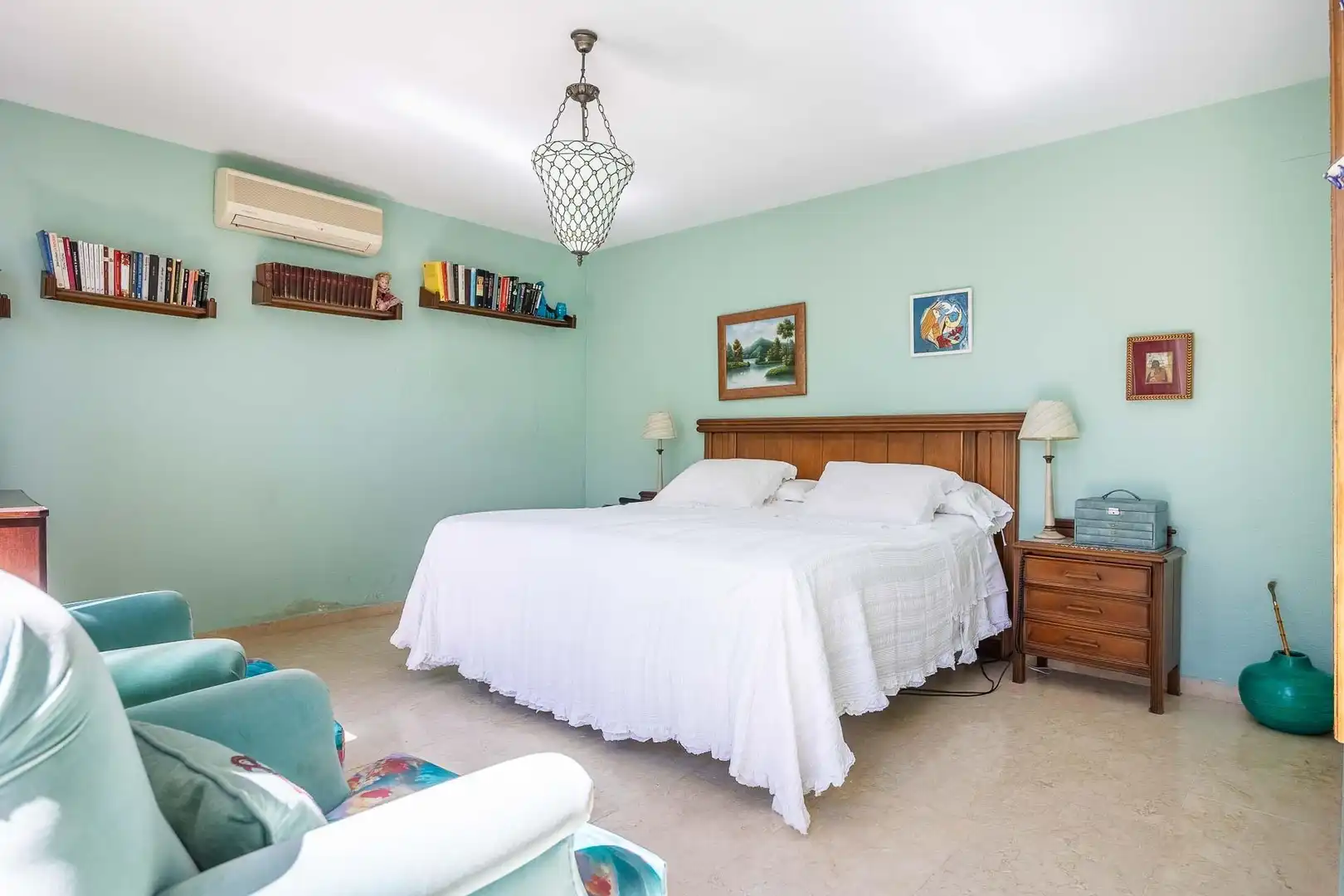 Schlafzimmer von Haus oder Chalet zum Verkauf in Tomares mit Klimaanlage, Heizung und Privatgarten