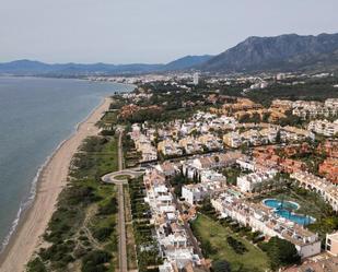 Vista exterior de Casa adosada en venda en Marbella amb Aire condicionat, Calefacció i Jardí privat