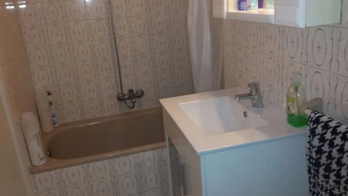 Baño de Piso de alquiler en Santiago de Compostela  con Calefacción, Parquet y Amueblado