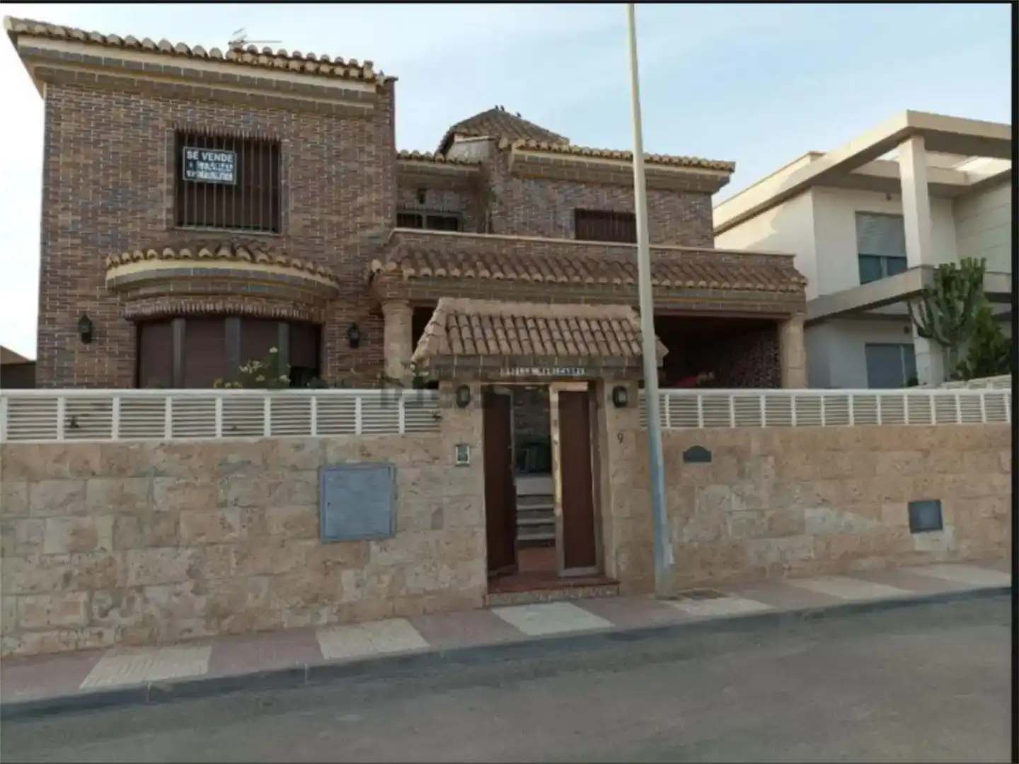 Vista exterior de Casa o xalet en venda en Roquetas de Mar amb Aire condicionat i Balcó