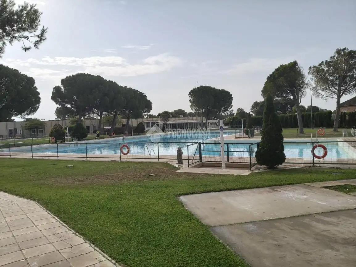 Piscina de Casa adosada en venda en Zaragoza amb Piscina comunitària