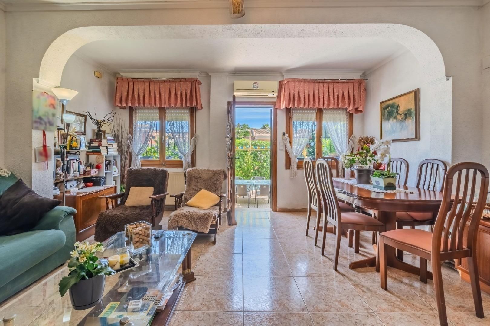Sala d'estar de Casa o xalet en venda en Torrevieja amb Jardí privat, Terrassa i Traster