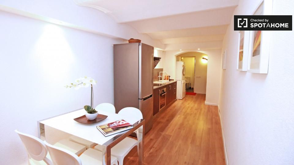 Cuina de Pis de lloguer en  Barcelona Capital amb Aire condicionat, Calefacció i Moblat