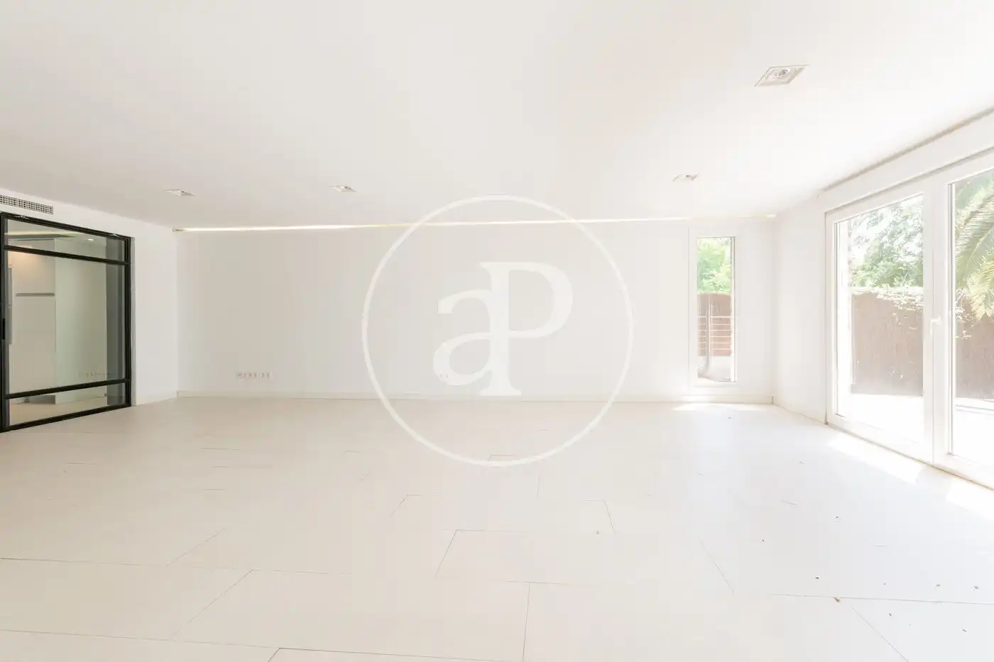 Sala d'estar de Casa adosada en venda en La Moraleja amb Aire condicionat, Calefacció i Jardí privat