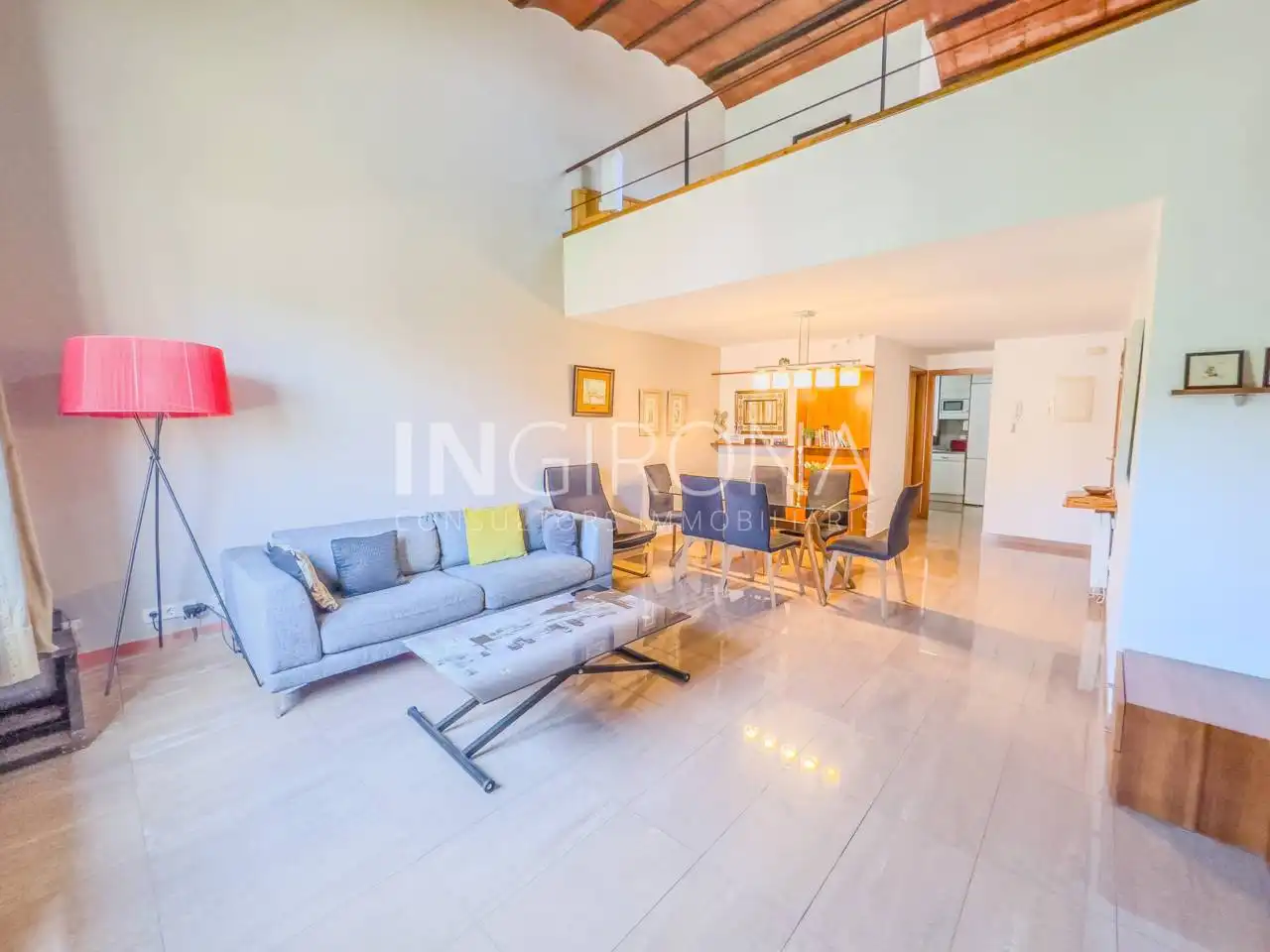 Sala d'estar de Pis en venda en Girona amb Calefacció, Parquet i Moblat