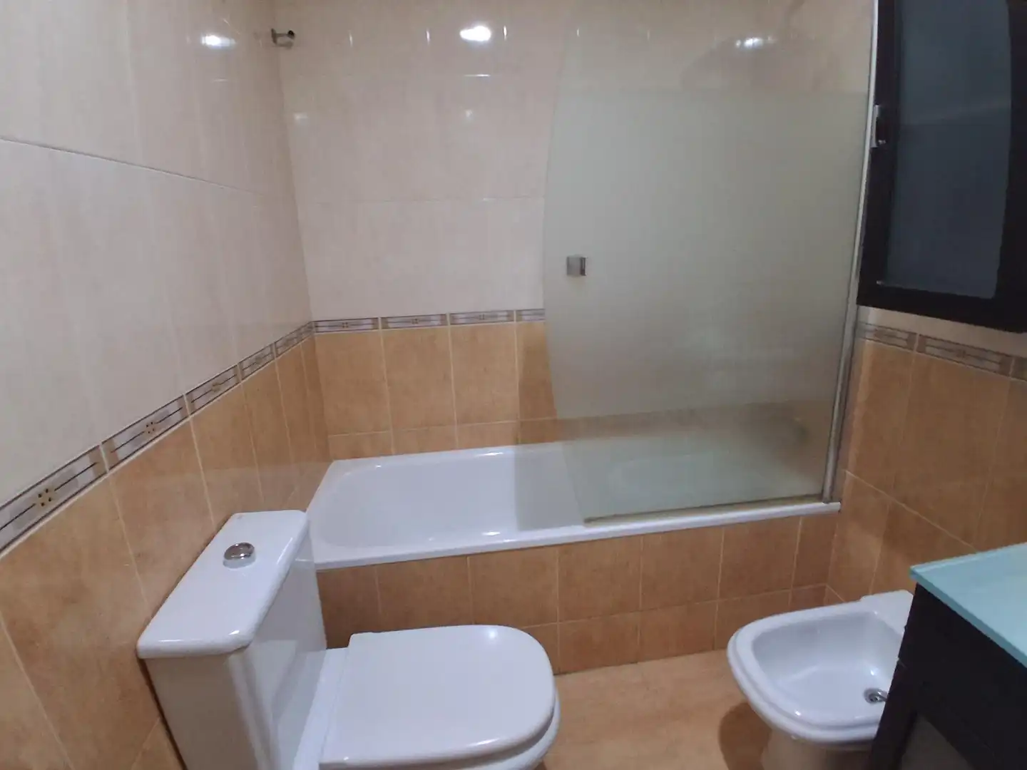 Bany de Casa adosada en venda en El Viso de San Juan amb Calefacció i Piscina