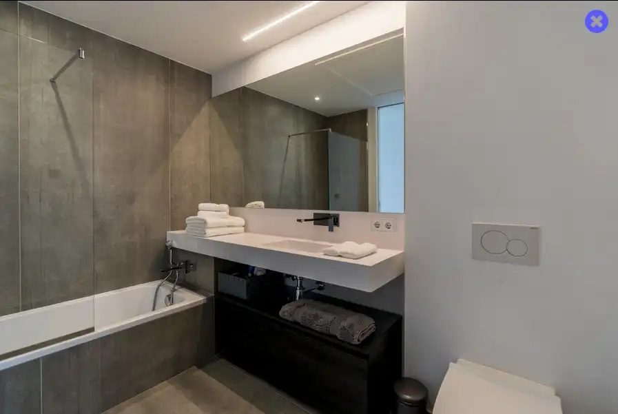 Baño de Casa adosada de alquiler en Estepona con Aire acondicionado, Jardín privado y Terraza