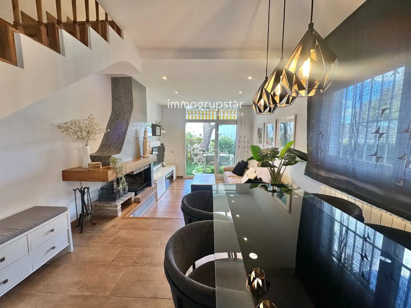 Sala d'estar de Casa adosada en venda en Castell d'Aro, Platja d'Aro i s'Agaró amb Aire condicionat, Calefacció i Jardí privat