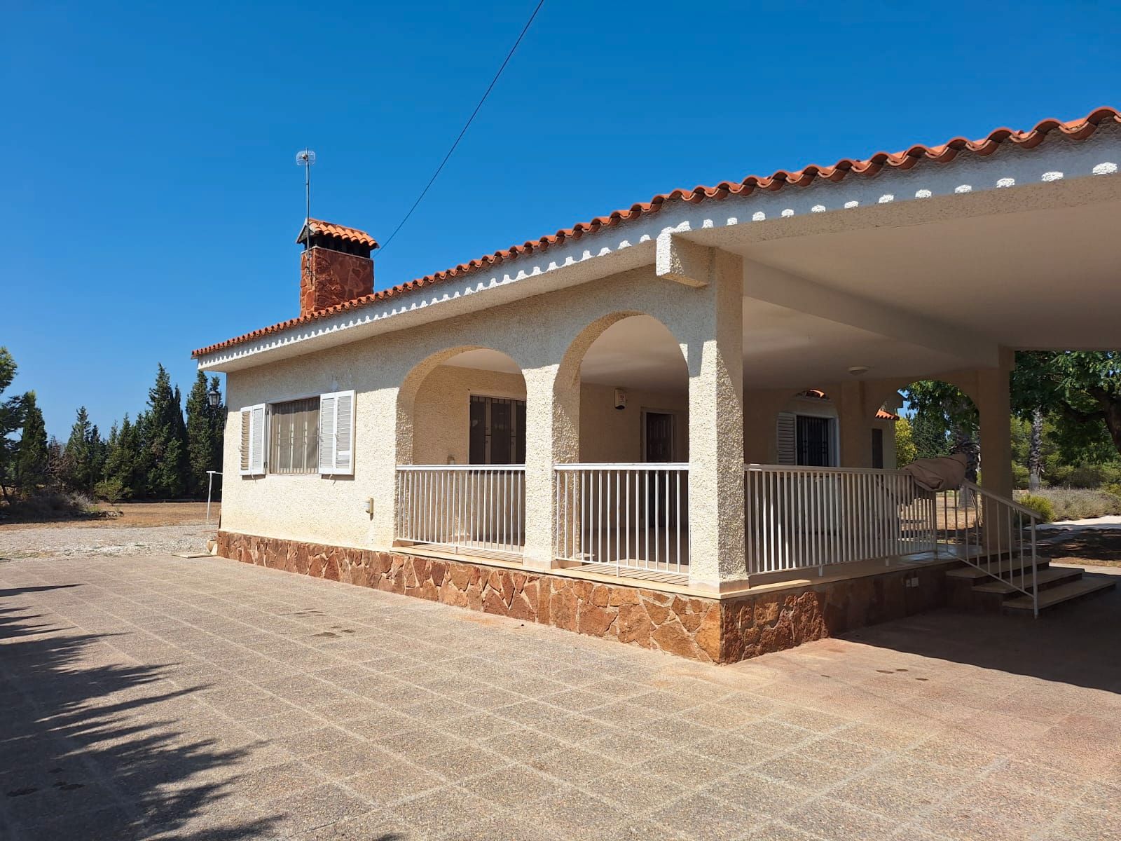 Vista exterior de Casa o xalet de lloguer en La Pobla de Vallbona amb Aire condicionat, Terrassa i Piscina