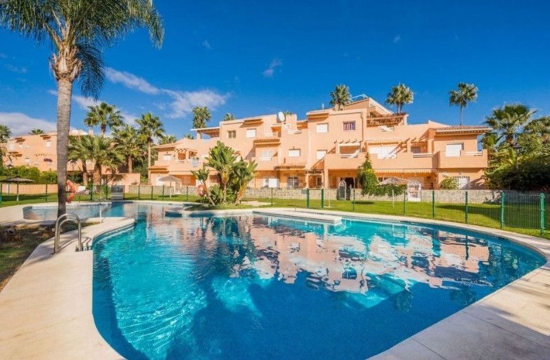 Vista exterior de Apartamento en venta en Marbella con Aire acondicionado, Calefacción y Jardín privado