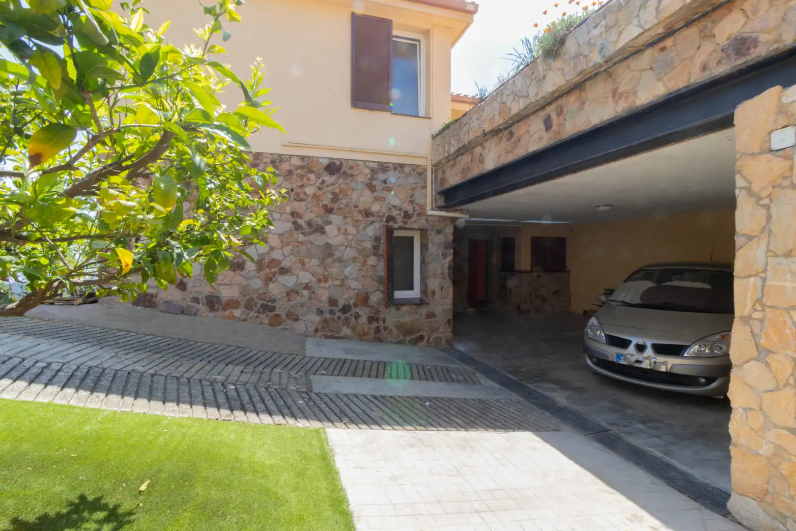 Aparcament de Casa o xalet en venda en Sant Cebrià de Vallalta amb Calefacció, Jardí privat i Terrassa